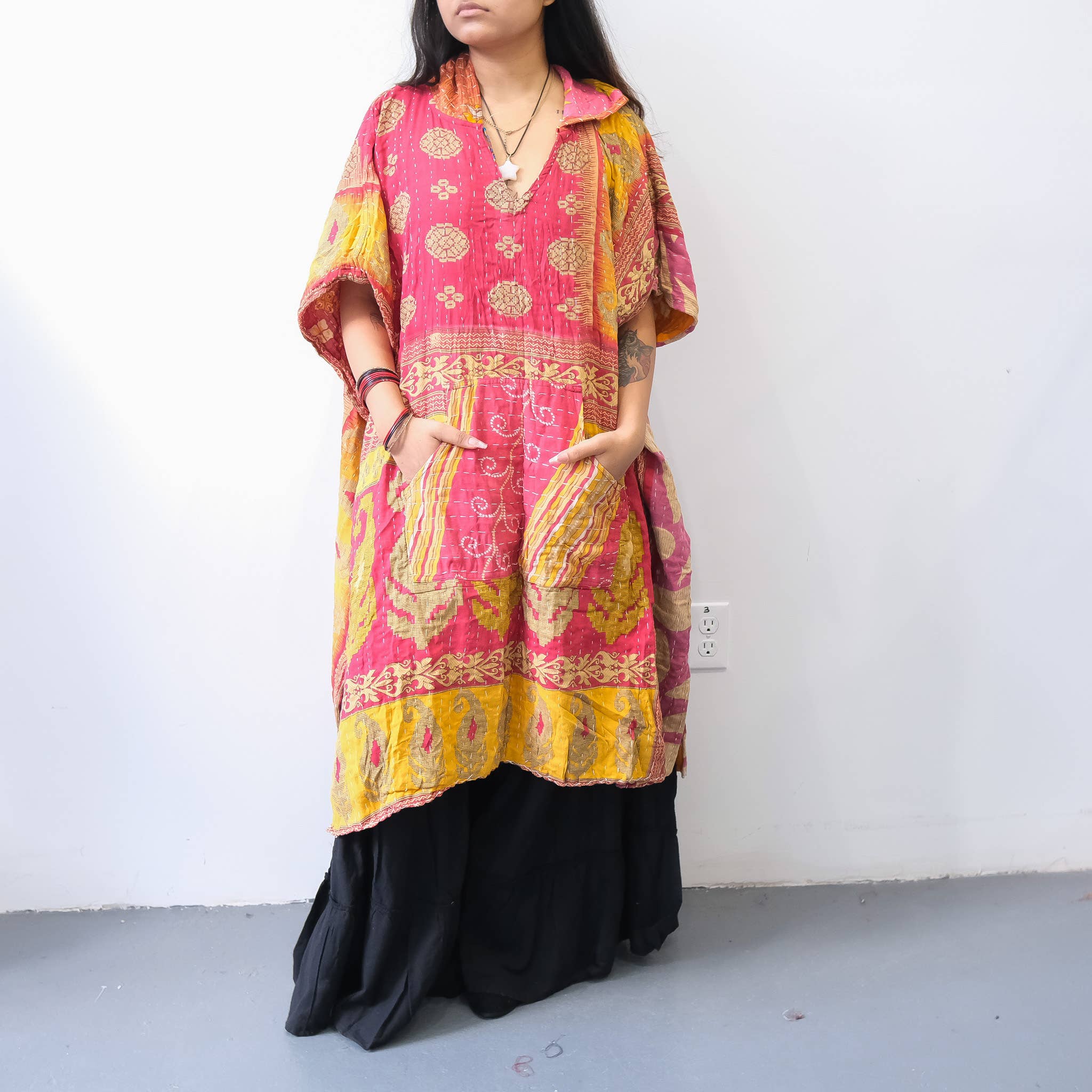 Karma Nepal Crafts – Engroshandel Poncho - Dame – Håndlavet Kantha Vendbar Poncho med Hætte13