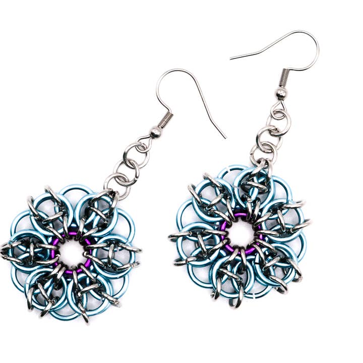 Synthetic Youths – Brincos de argola por atacado – Brincos Chainmaille de flor celta colorida9