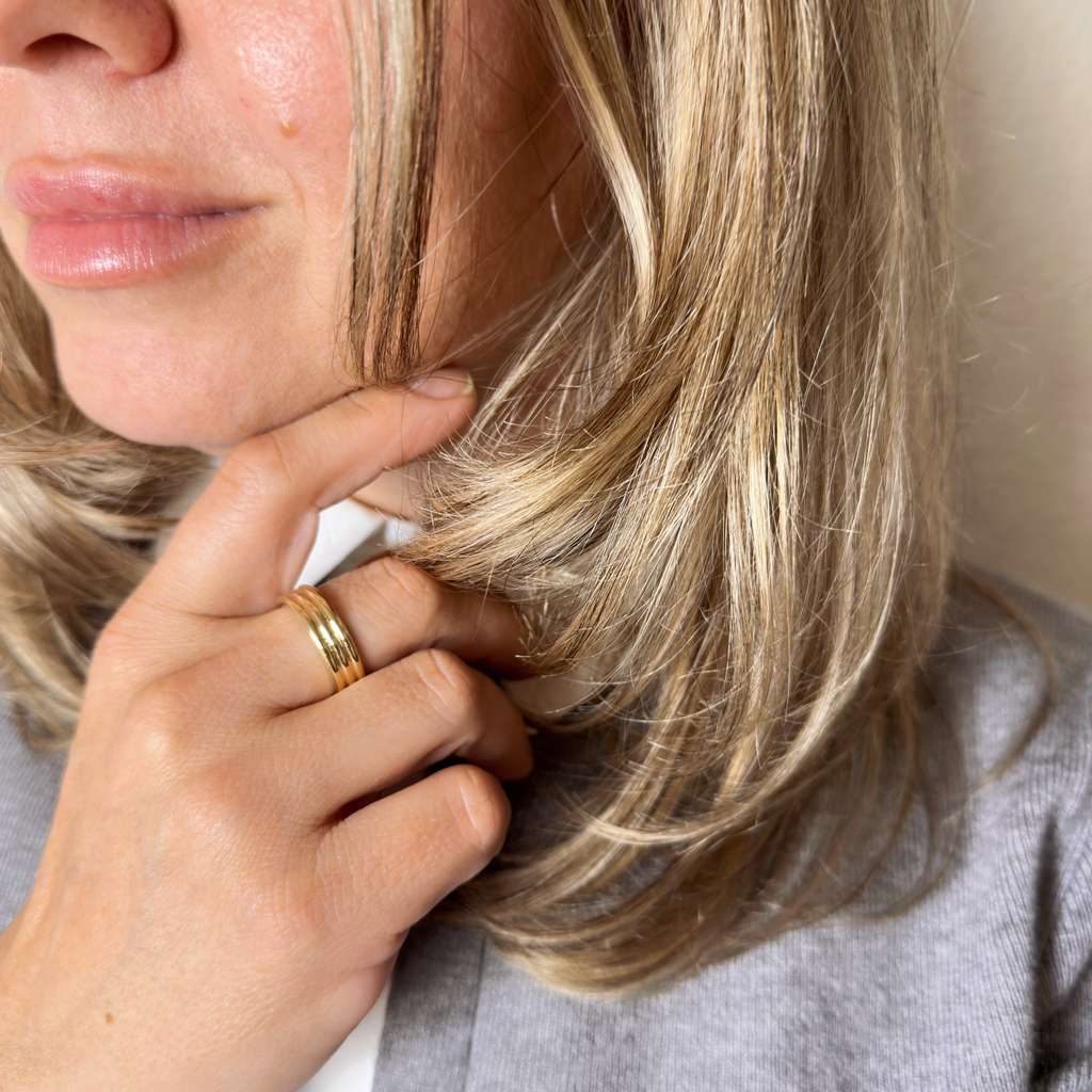 GoldFi - Venta al por mayor Anillo de banda/apilable - Anillo de banda con triple ranura chapado en oro de 18 quilates1