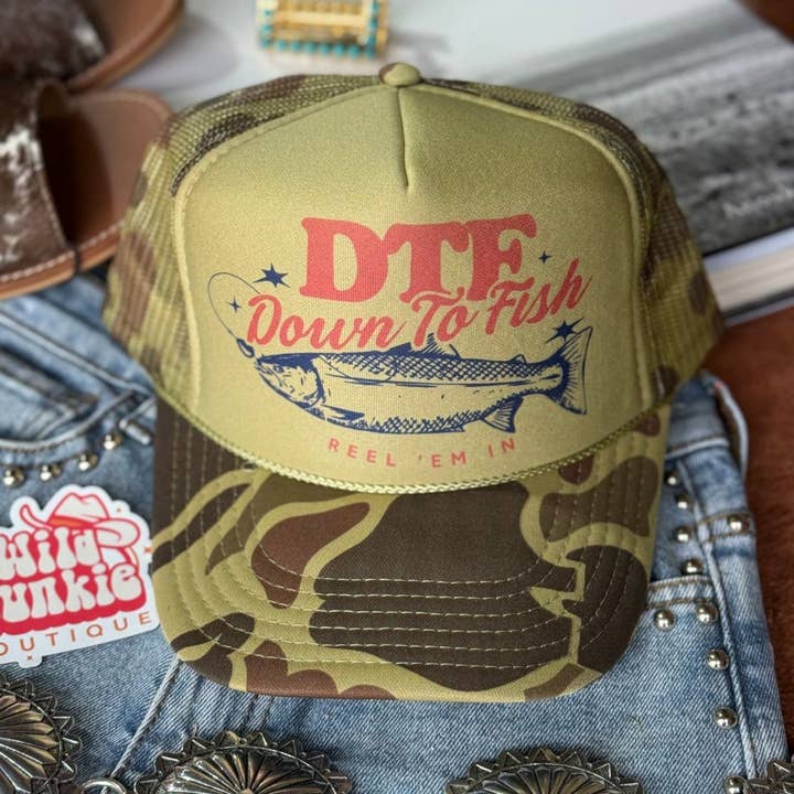 Licht Camo Down To Fish Truckerpet voor groothandel op Faire0