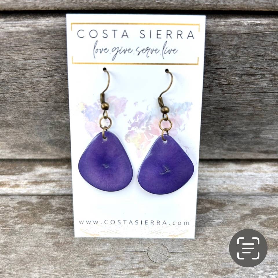 Costa Sierra – wholesale Hängande örhängen – Madalina örhängen i tagua, handfärgade och karvade med naturlig nötlook6