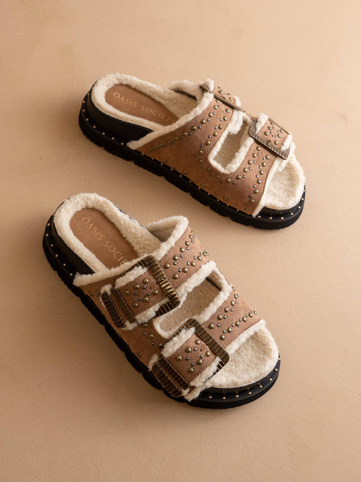 LATTE Le Gaylen | Mules à Boucle Cloutée et Doublure en Polaire en vente sur Faire3