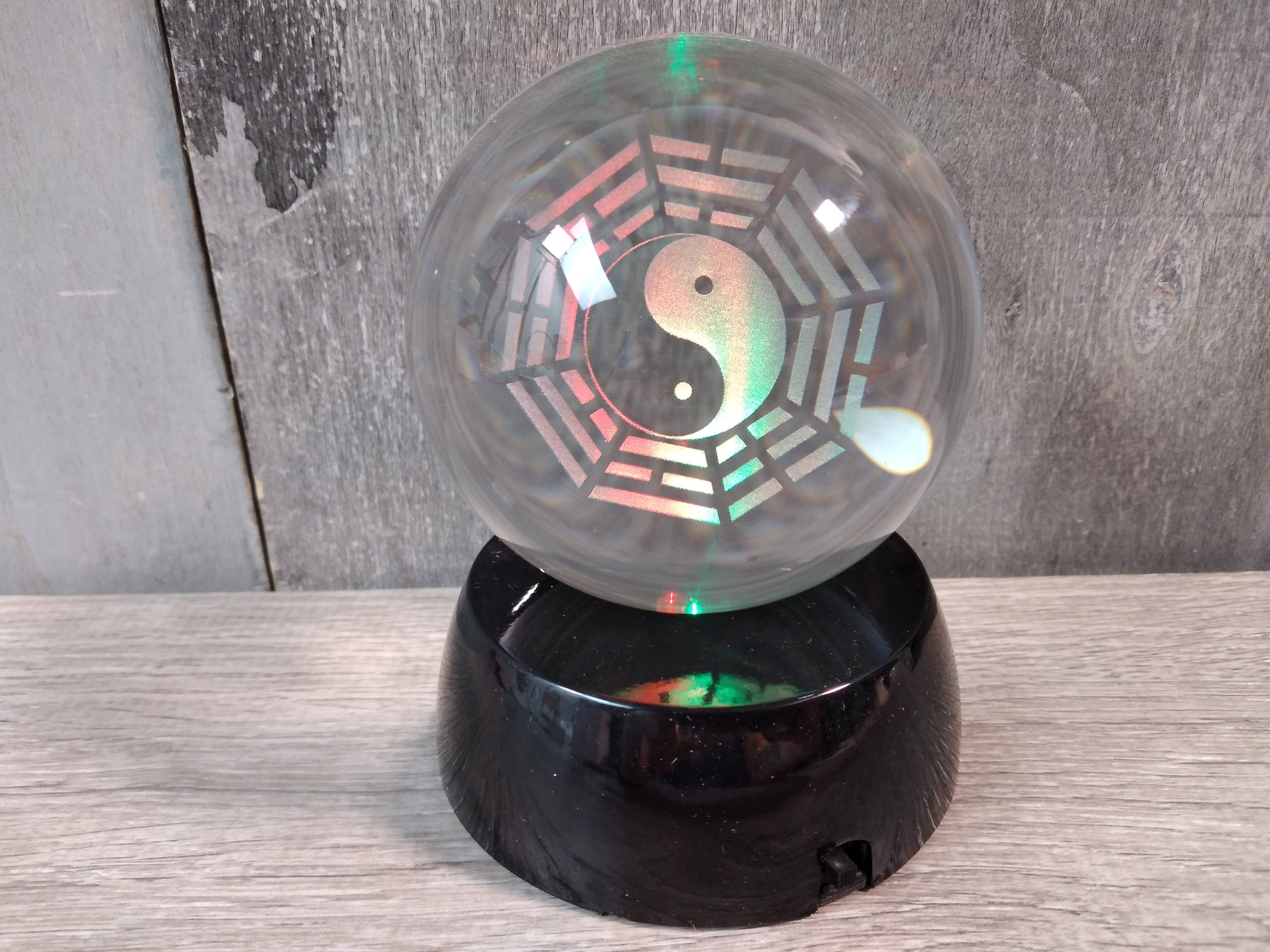 Keystone Crystals - Vente Décorations de table - Sphère en verre gravée au laser 80 mm1