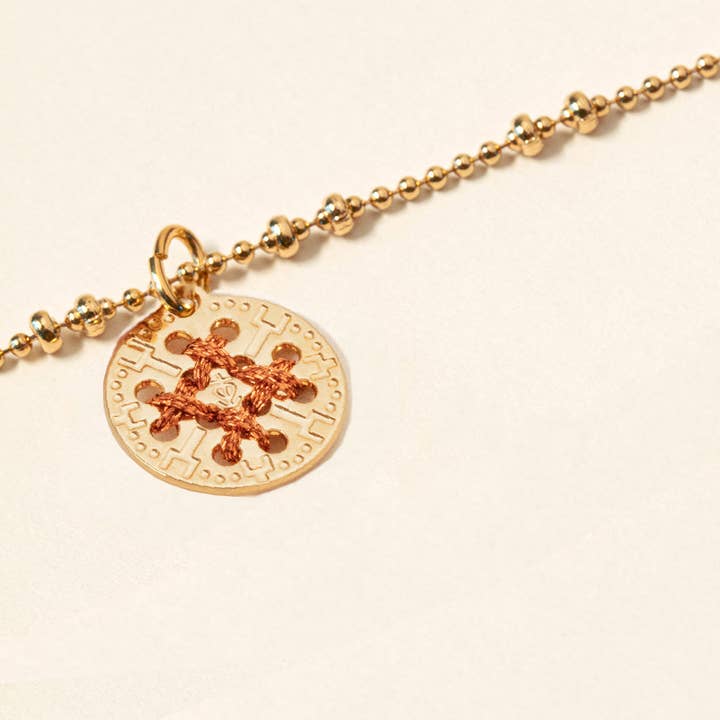 CAMILLE ENRICO – Großhandel Individueller Charm/Anhänger – Goldener runder Amulett-Anhänger zum Tragen an einer Kette