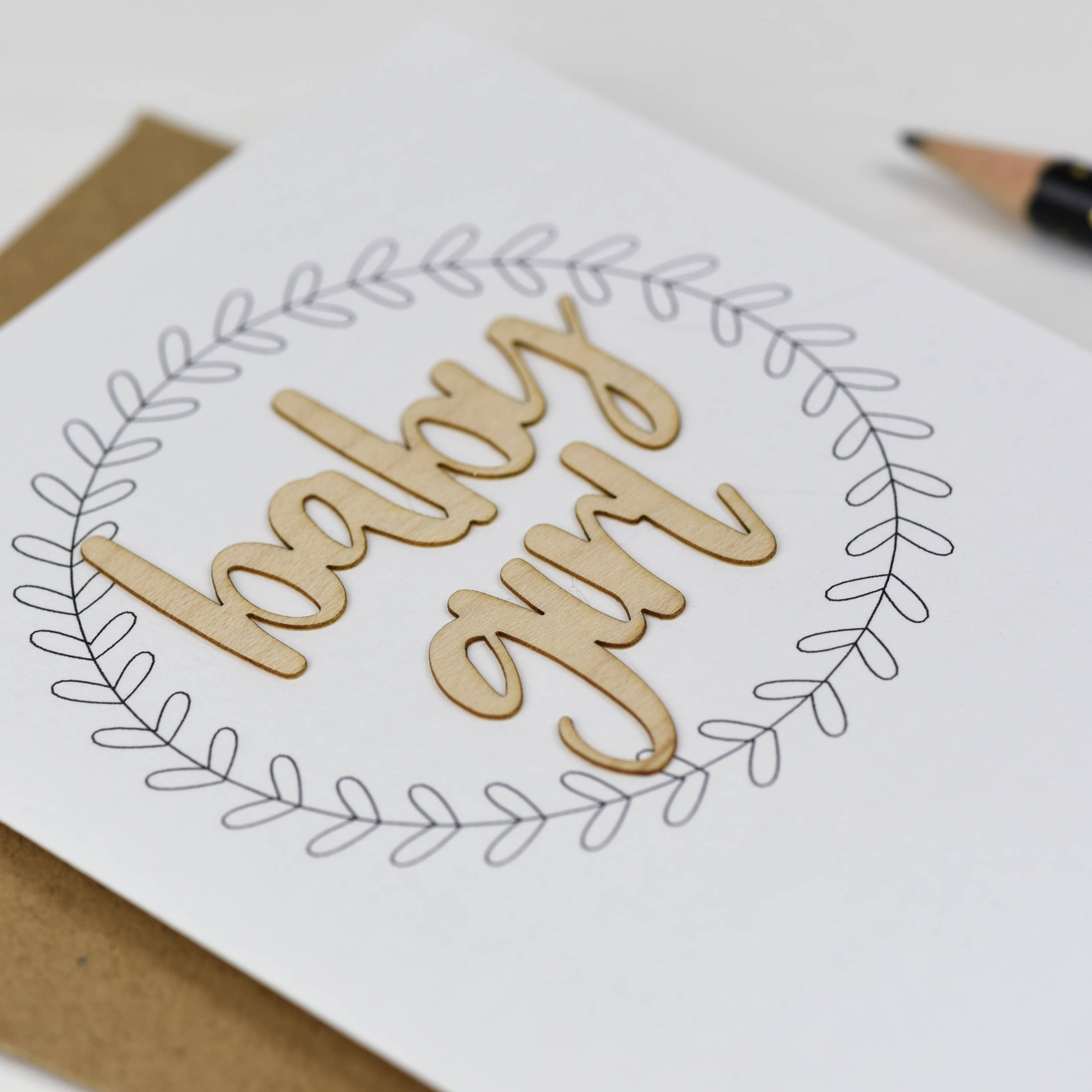 Altered Chic - Vendita all'ingrosso Biglietto di auguri per la nascita - Biglietto di parole in legno per bambina1