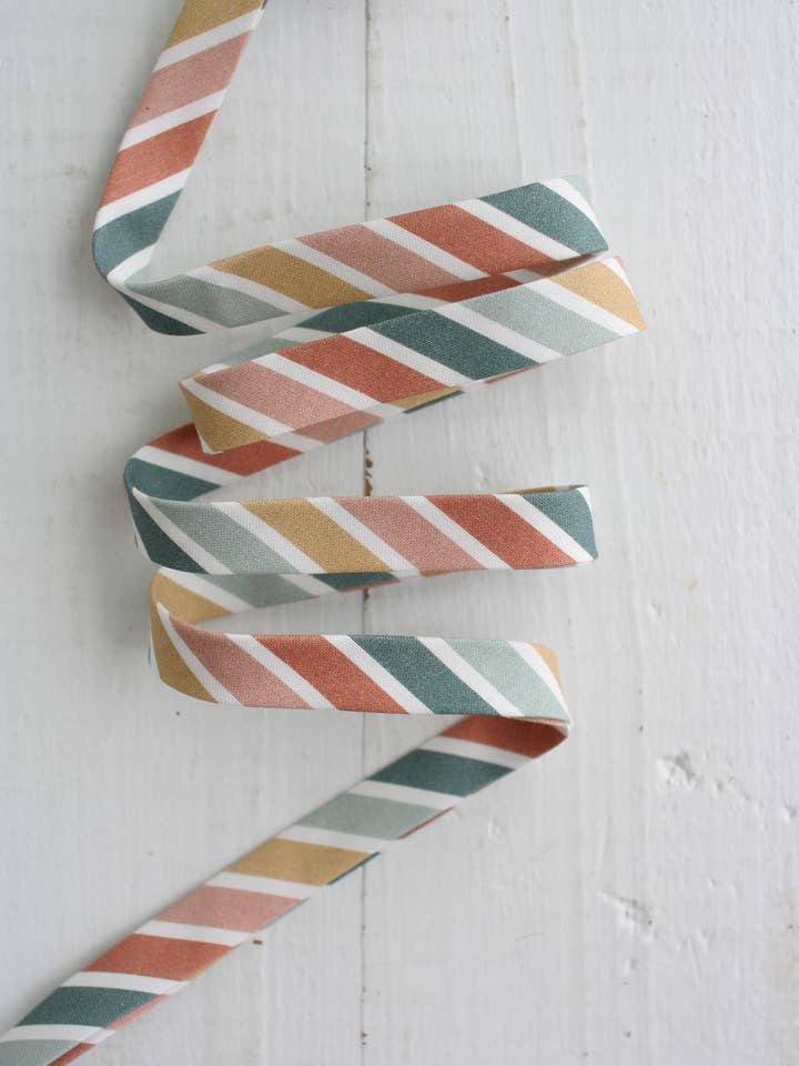 Biais double pli de 1/2" - Rayure arc-en-ciel bohème, Coton pour la vente par Bessie Pearl Binding Co