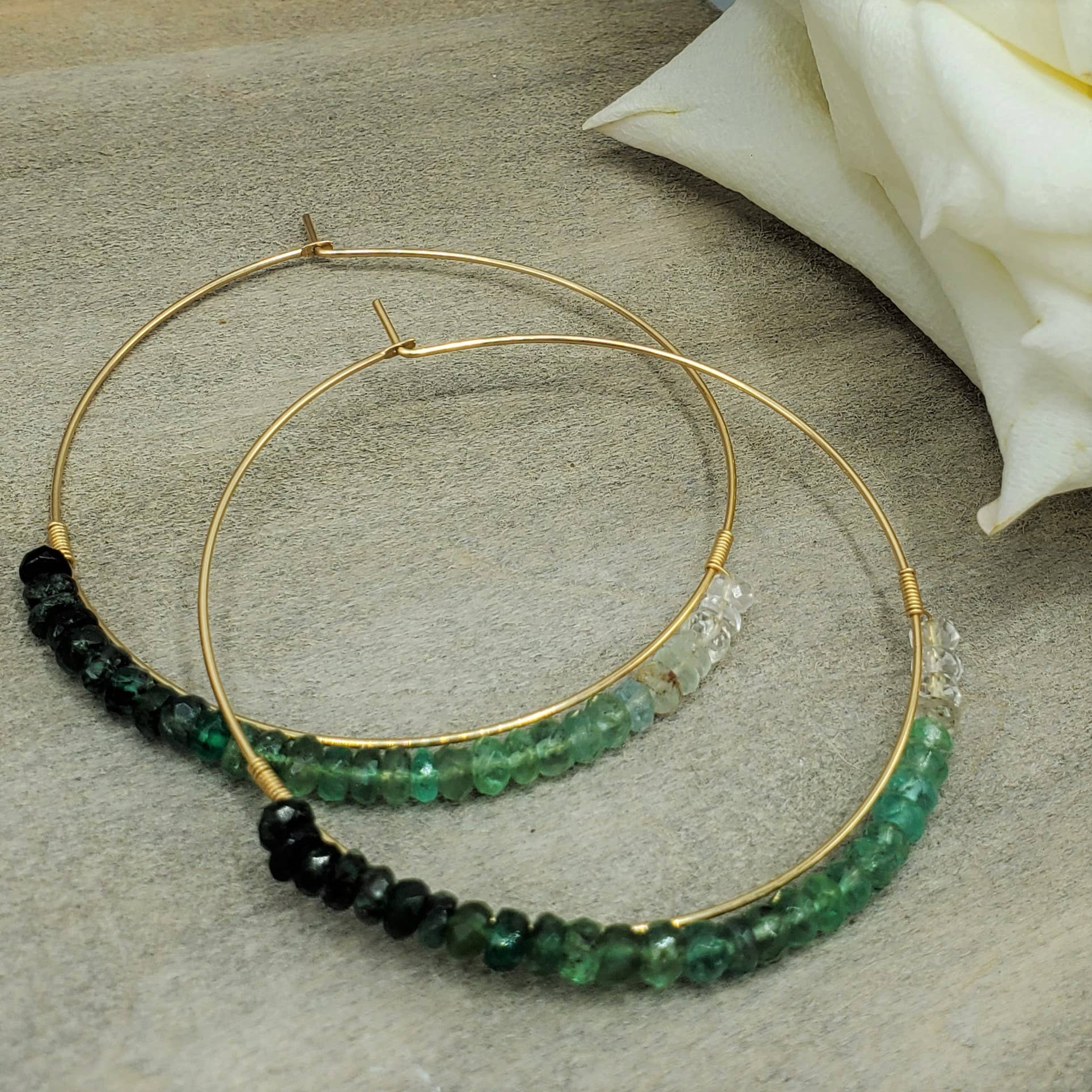 Tela Bella Jewelry - Wholesale Oorringen - Smaragdgroene Hoepeloorbellen met grote dipper ombré2