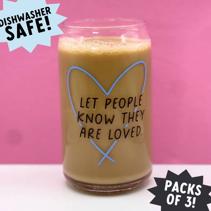 Laat mensen weten dat ze geliefd zijn - Glazen mok voor wholesale door Just Be Kind Co.