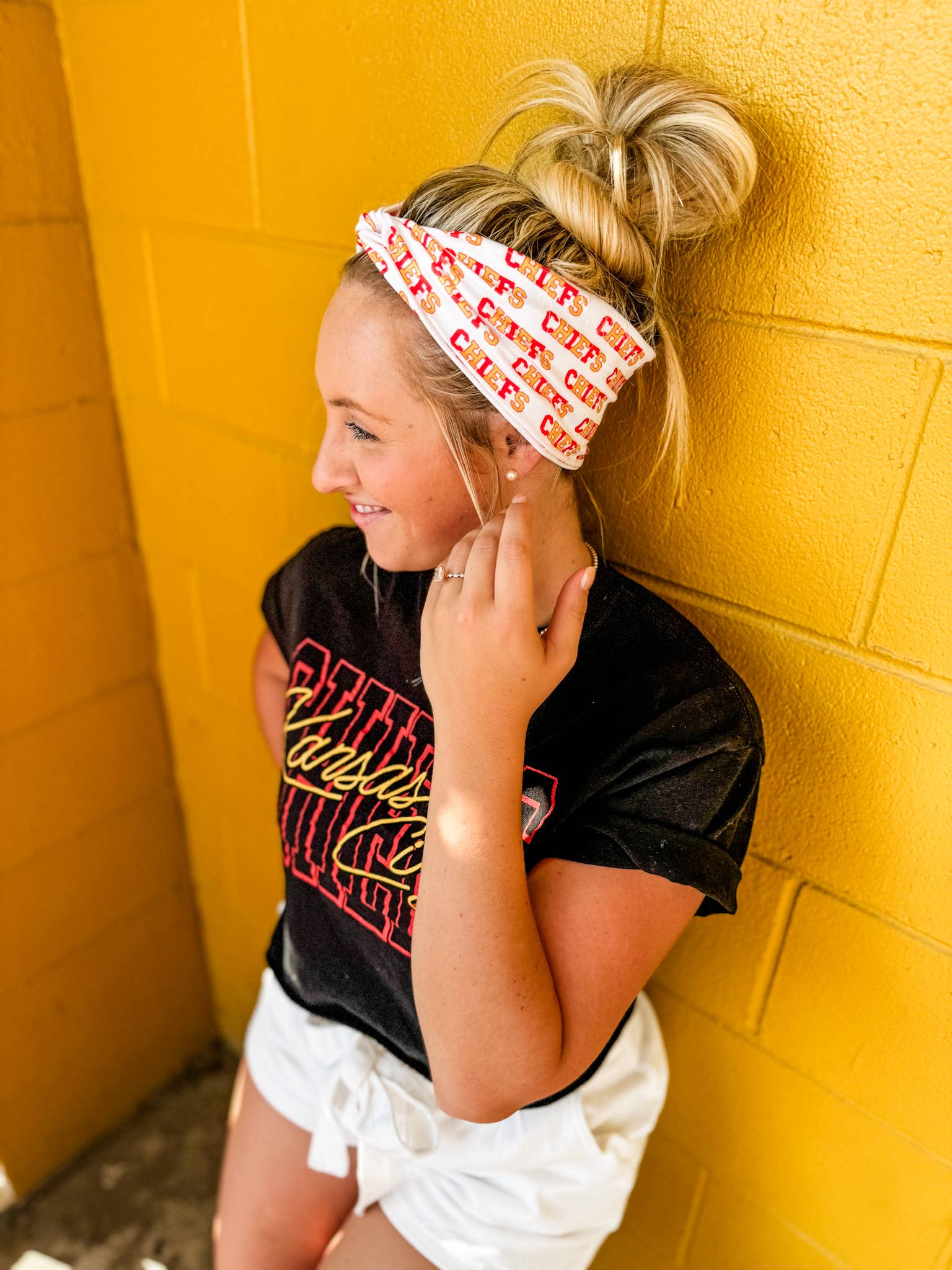Ruby Red Threads – Engroshandel Pandebånd - Dame – CHIEFS Scarlet/Gold Block Letter Turband pandebånd1