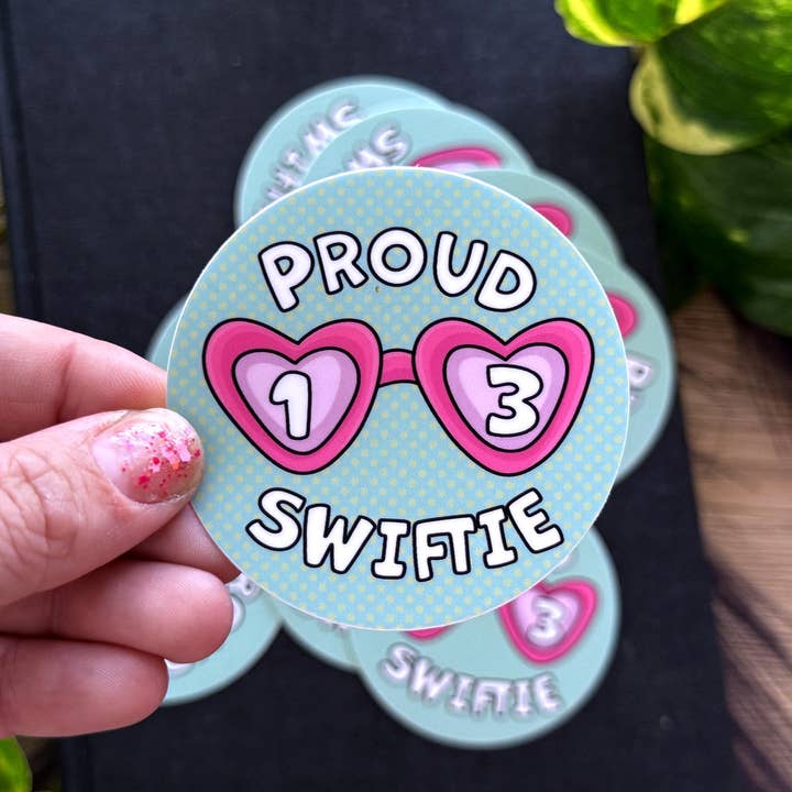 Autocolante Vinil Impermeável TS Eras Proud Swiftie Heart Glasses por atacado de EhrynSka