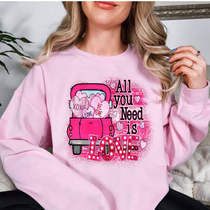 Tout ce dont vous avez besoin, c'est d'amour Sweat-shirt de la Saint-Valentin pour la vente par Simply Spoken Apparel