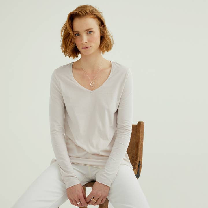 Esterella Langarm-T-Shirt mit V-Ausschnitt aus Single-Jersey in White Sand für den Großhandel von d'Els - Elsa Altaras Nasi und Nasi GbR