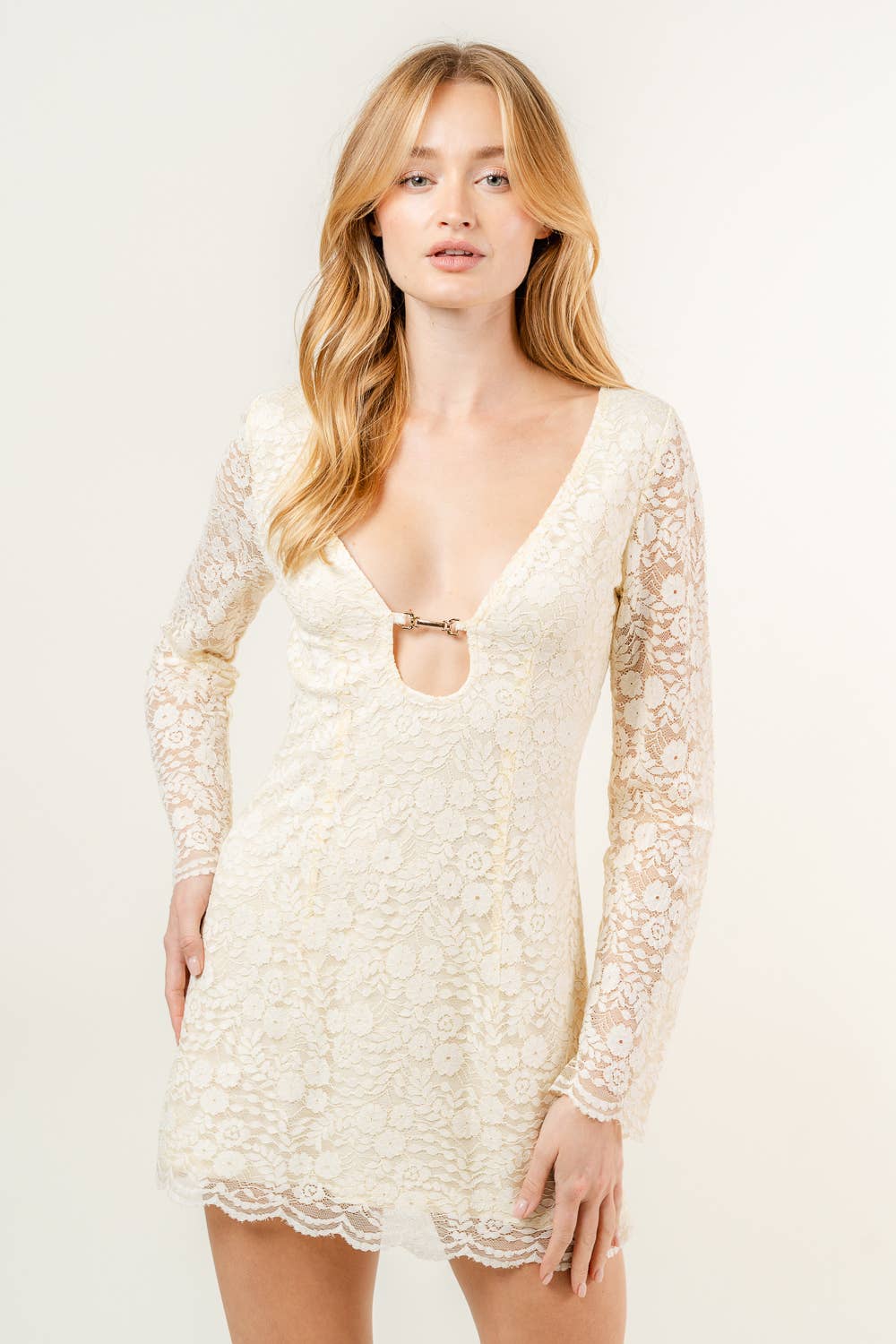 Gelb MINIKLEID MIT TIEFEM U-AUSSCHNITT UND LANGEN ÄRMELN AUS FLORALE SPITZE-DI8192FO für den Großhandel auf Faire1