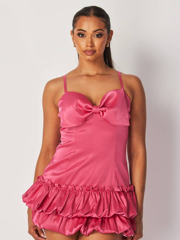 Tatianna Bubble Cami Minikleid aus Satin mit Schleifendetail (HGD10450) für den Großhandel von Hot & Delicious