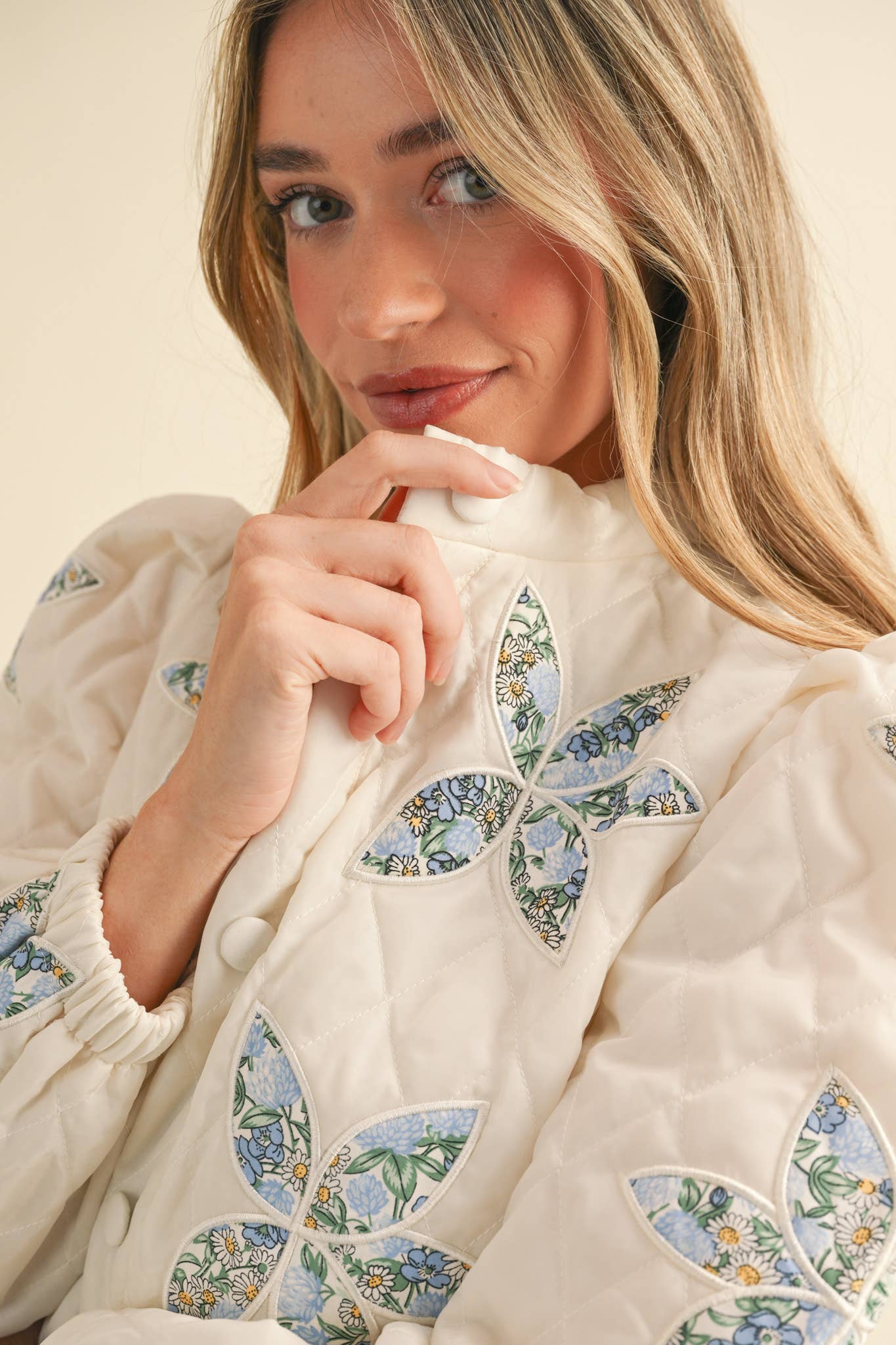 &MERCI - Wholesale Jacket - Women's - QUILTED JACKET WITH FLORAL PATCHWORK MJK33004