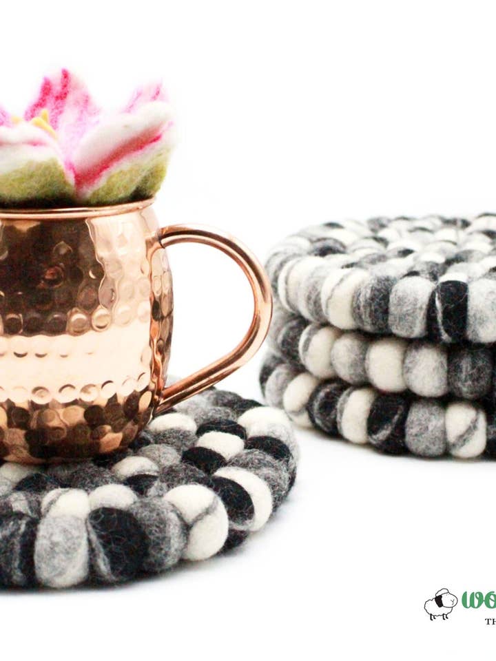 3-delt sort filt bordskånersæt med coasters og grydelap for engroshandel hos Woollyfelt