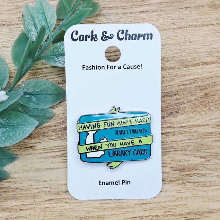 Det er nemt at have det sjovt, når du har et bibliotekskort bog emalje pin for engroshandel hos Cork and Charm