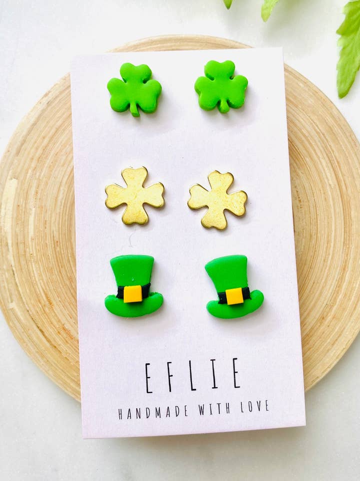 Ensemble de boucles d'oreilles en forme de trèfle et de lutin pour la Saint-Patrick pour la vente par Eflie