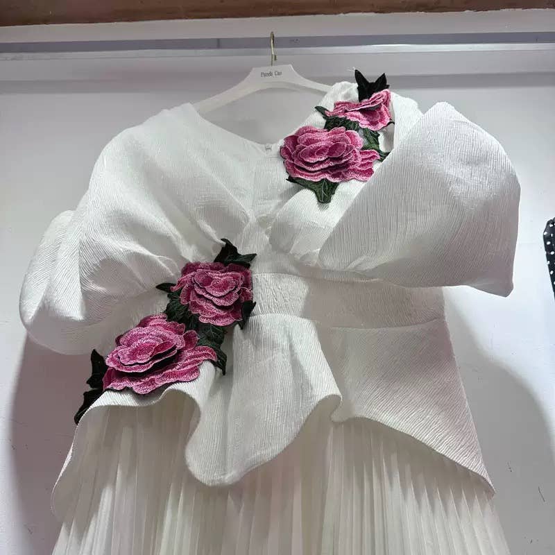 Hvid DR540Y Aftenkjole med 3D blomsterbroderi og plisseret talje for engroshandel på Faire7