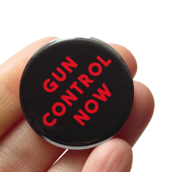 Botão CONTROLO DE ARMAS JÁ Proteja as Crianças Alfinete Político Presente por atacado de Word For Word Factory