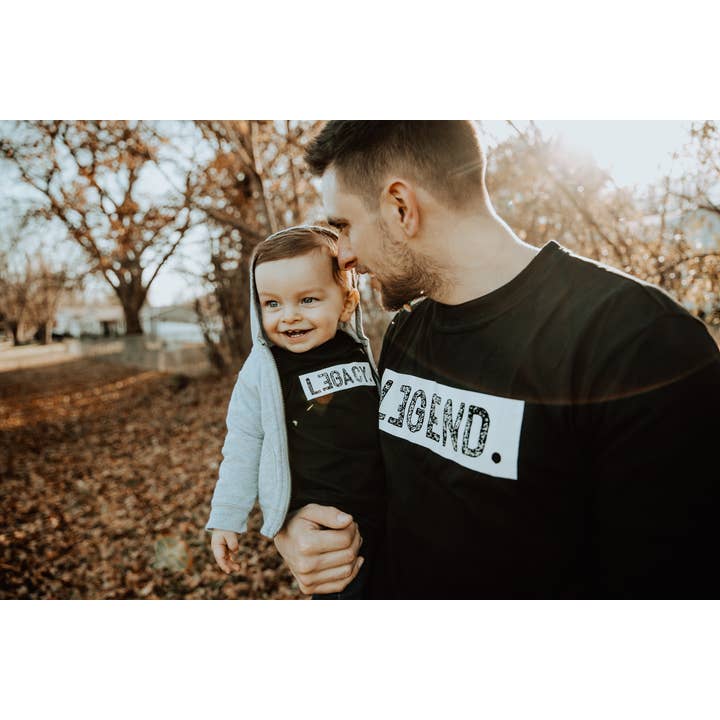 to: little arrows – Engroshandel T-shirt med serigrafitryk – til børn – Fars dag - Daddy and Me trøjer, Legend and Legacy trøjer1