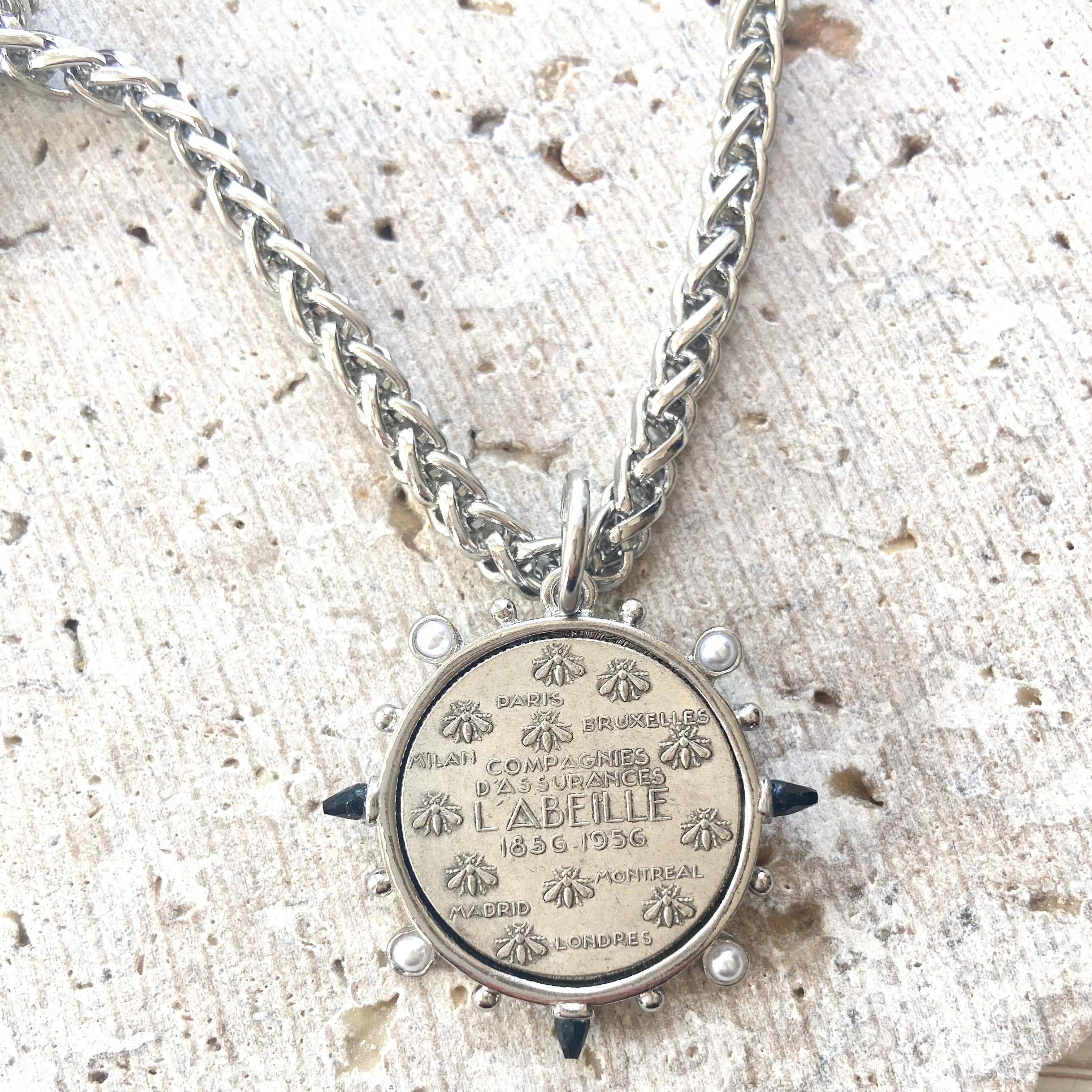 VB&CO Designs Handmade Jewelry - Vente Colliers à pendentif - Collier pièce de monnaie équestre avec abeille française - Boutique de bijoux0