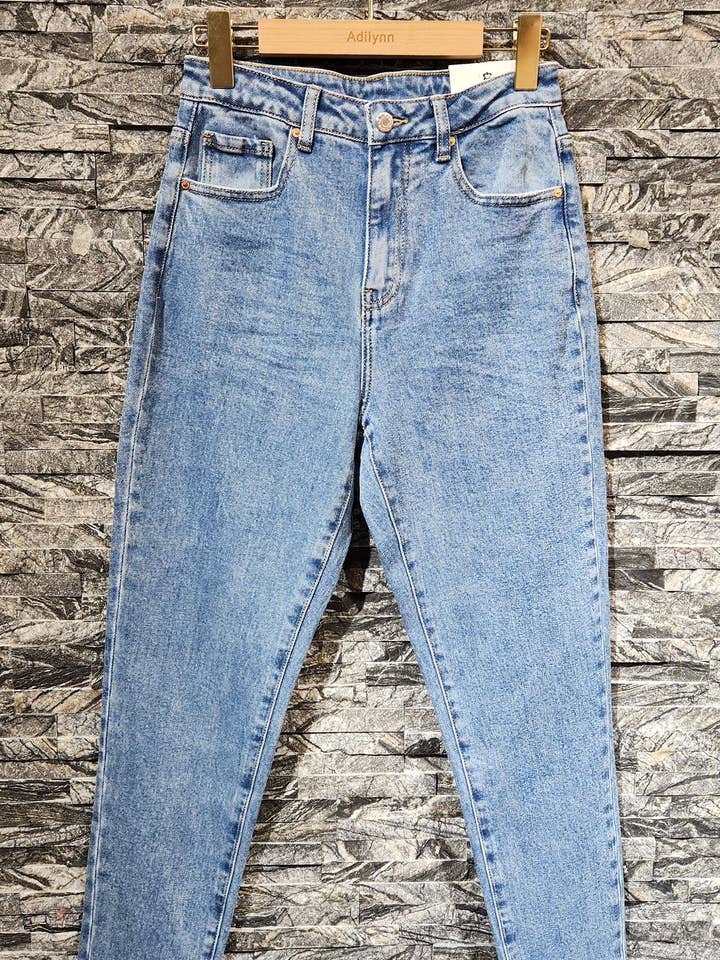 Mom fit jeans, five pockets, zip closure and H1000 button for wholesale by Adilynn