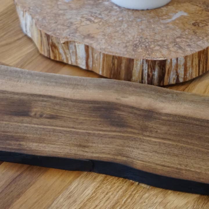 Melbourne Maker – Engroshandel Serveringsbakke – Håndlavet engelsk valnød træbræt med naturlige kanter - Serverings- og opbevaringsbakke1