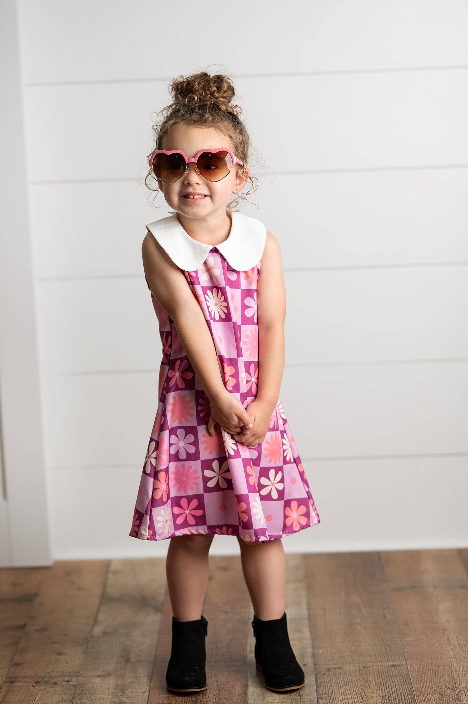 Wren & James - Vente Robe – enfant - Robe de printemps pour enfants avec col Claudine et motif rétro de fleurs violettes4