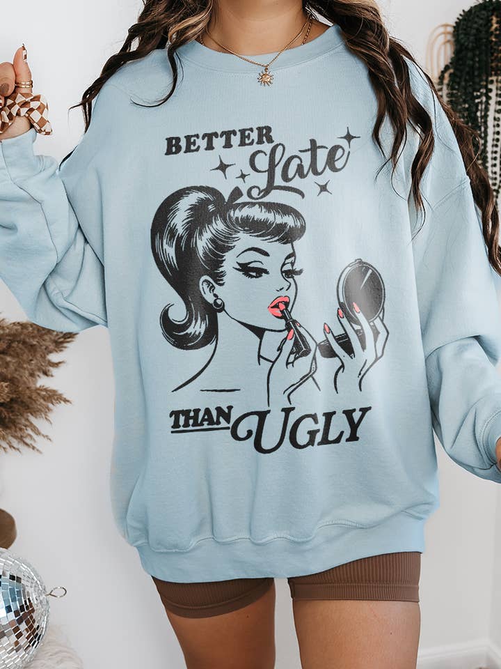 Bella Me – Großhandel Sweatshirt mit Grafikdruck – Damen – Vintage Better Late Rundhalsausschnitt0