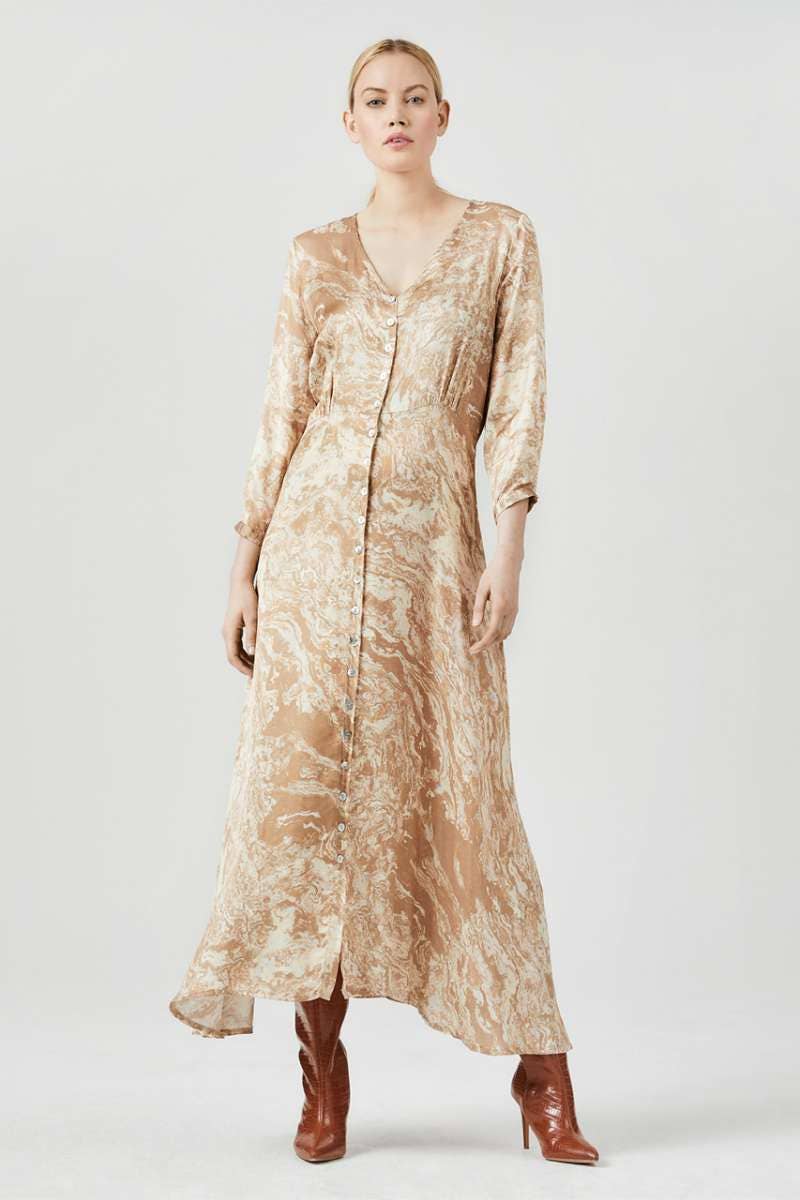 Suluu Store - Wholesale Dress - Women's - Das elegante Maxikleid aus Seide in Beige