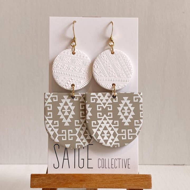 Saige Collective – wholesale Hängande örhängen – Ryn - Vit/Naken Tribal Clay Örhängen0