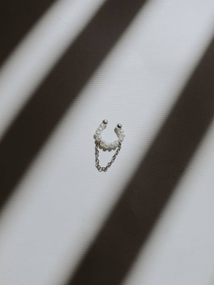 Orecchino a polsino con perla e catena in argento per la vendita all'ingrosso da parte di Valiente New York