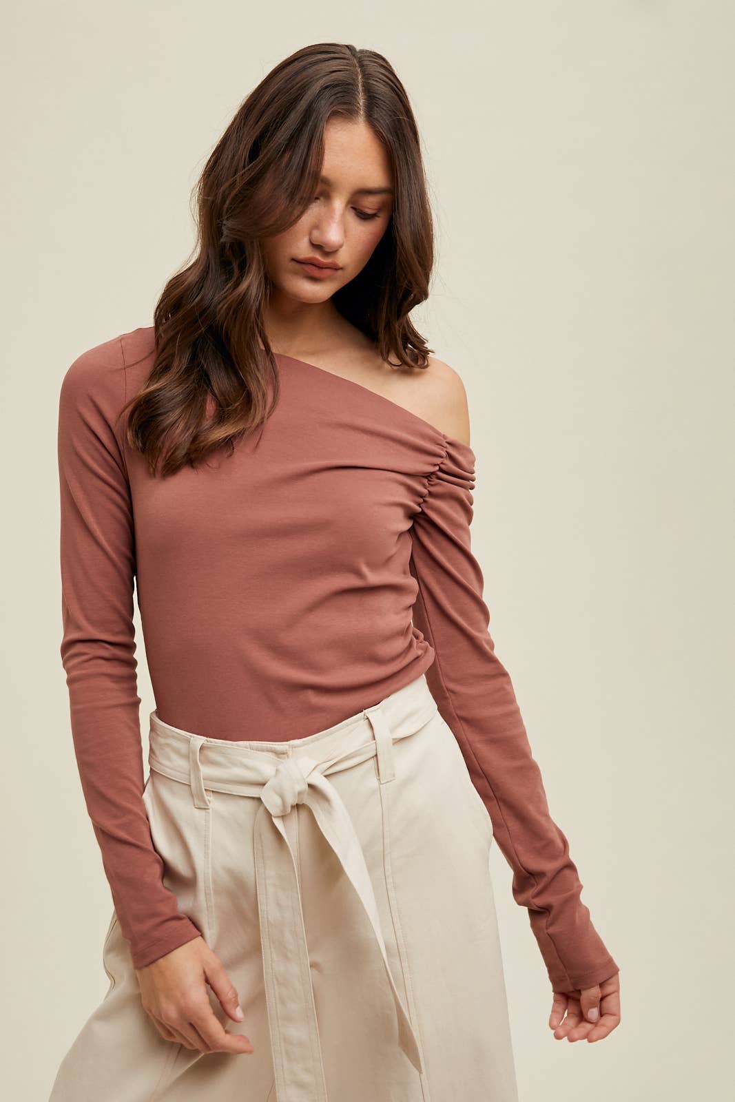 Wishlist Apparel – Großhandel Strickoberteil – Damen – GERIPPTES STRICKOBERTEIL MIT ASYMMETRISCHEM AUSSCHNITT/WL24-92180