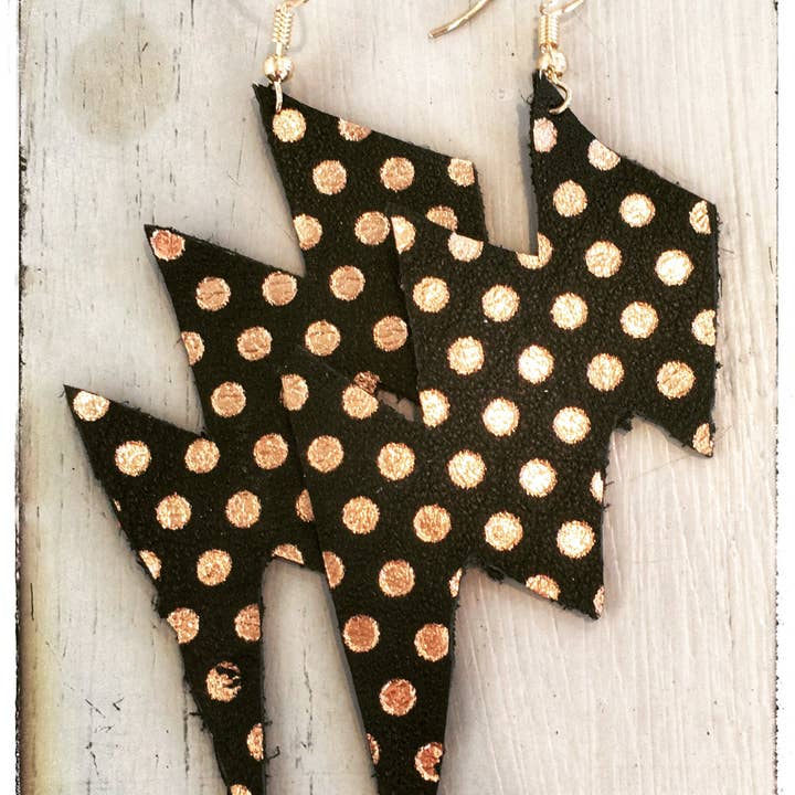 Ohrringe mit Rotgold und schwarzen Punkten und Bolzen für den Großhandel von JAG/ged Edge Jewelry