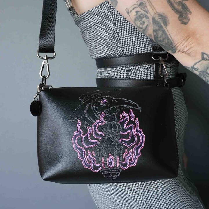 Petit sac bandoulière noir et rose de médecin de la peste pour la vente par Project Pinup