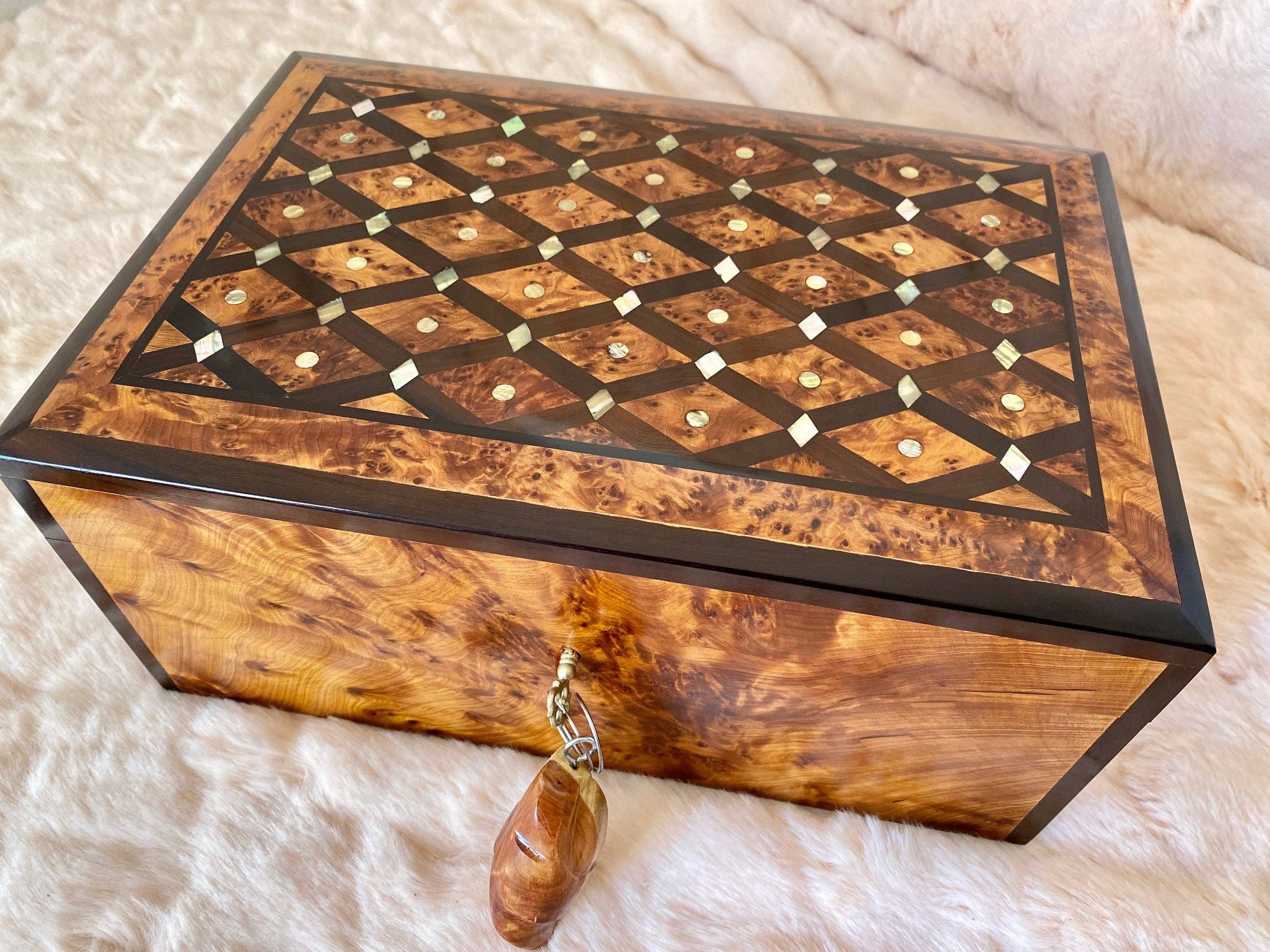 AtlasPerles - Venta al por mayor Joyero/organizador de joyas - Caja de joyería marroquí de 11"x7", gran caja de madera de tuya con cerradura y llave, grabado de nácar, incrustaciones de madera de nogal, caja de recuerdos para regalo de boda.5