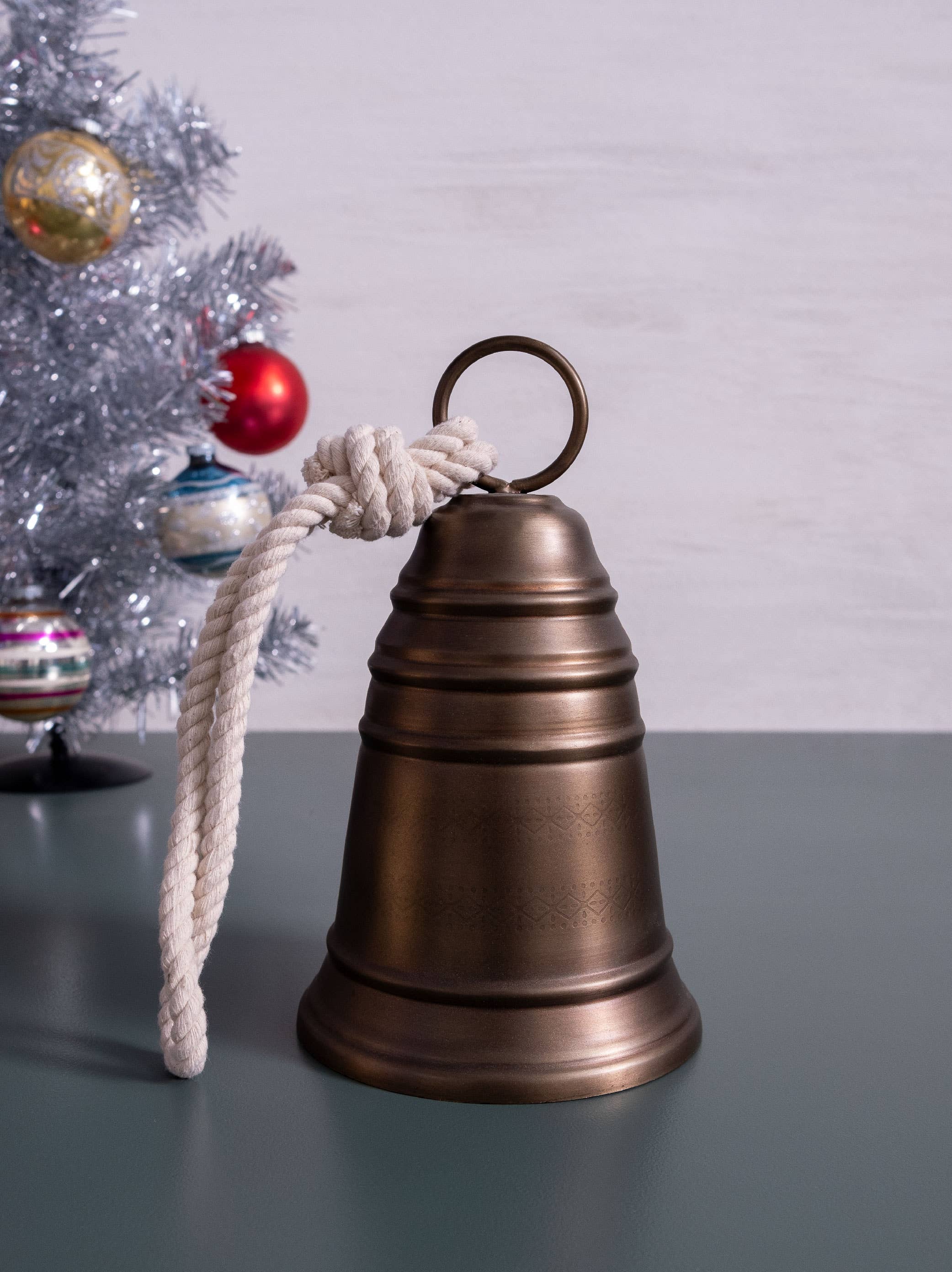 Made Market Co. - Venta al por mayor Decoración navideña - Campana Grande9