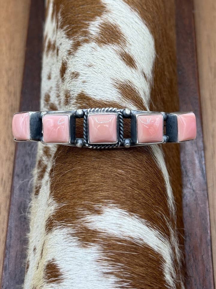 Navajo håndlavet klyngearmbånd i sterlingsølv med pink konkylie for engroshandel hos Native City Jewelry