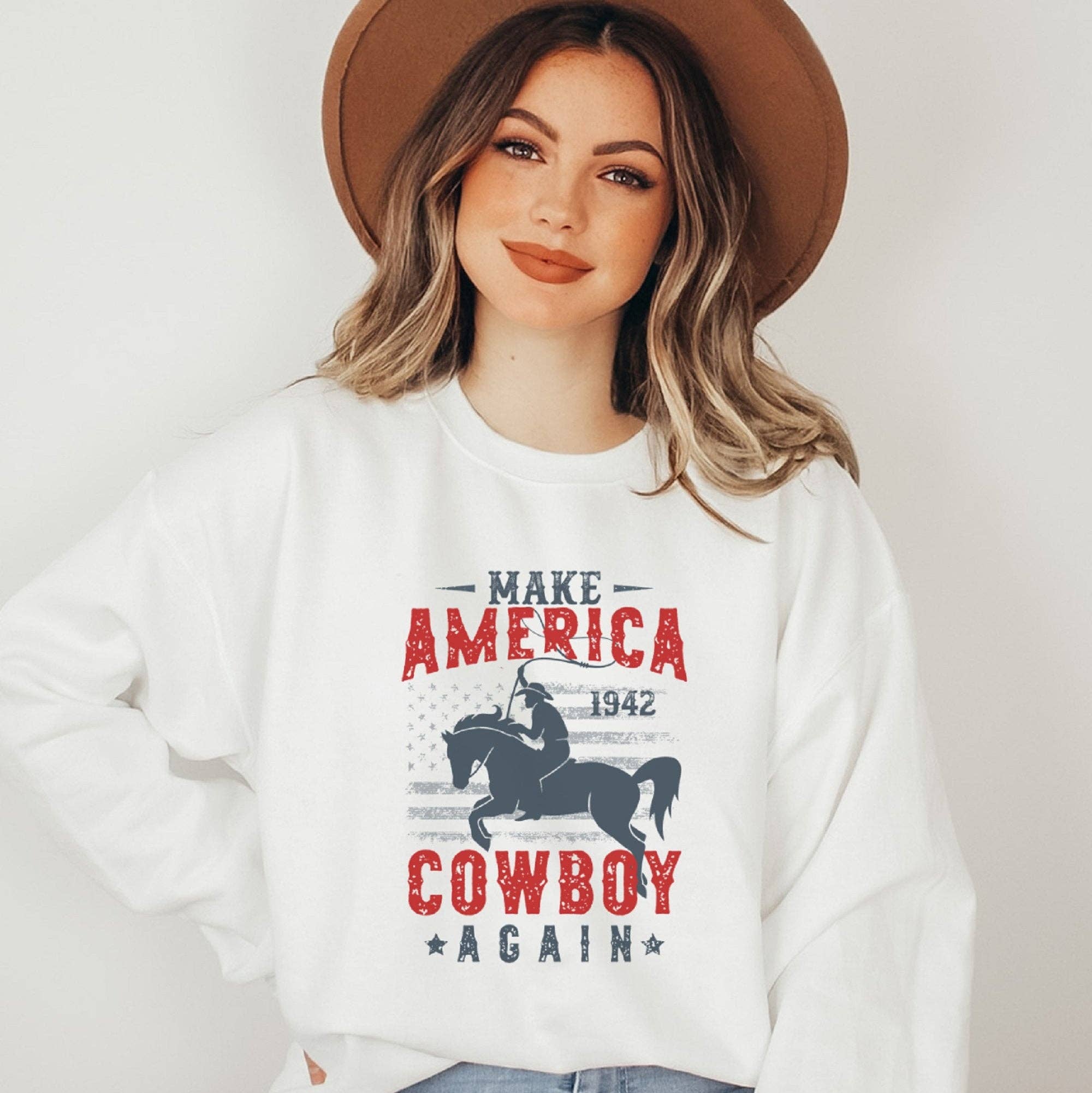 Trendznmore - Modern Graphic Apparel – Großhandel Sweatshirt mit Grafikdruck – Damen – Make America Cowboy Again Sweatshirt mit Rundhalsausschnitt0