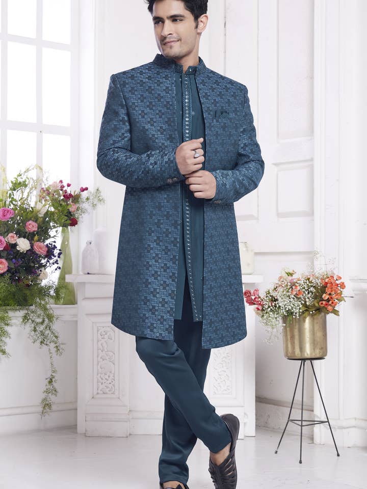 Sherwani Kurta Indo-Occidental Traditionnel en Soie Jacquard Bleu Sarcelle avec Veste et Pantalon pour Hommes pour Mariage - Broderie pour la vente par HATKE BRIDE