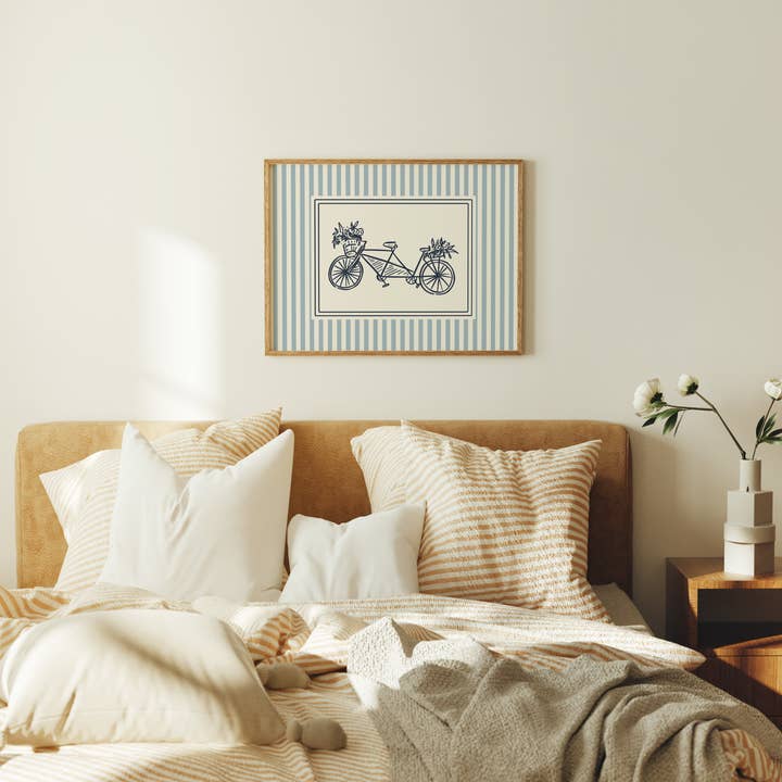 Impression artistique de vélo avec fleurs (rayure bleue) pour la vente par Paperly Creative Co