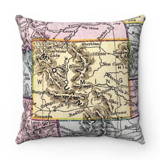 Coussin Carte du Wyoming – Coussin Carré 18" pour la vente par Daisy Mae Designs