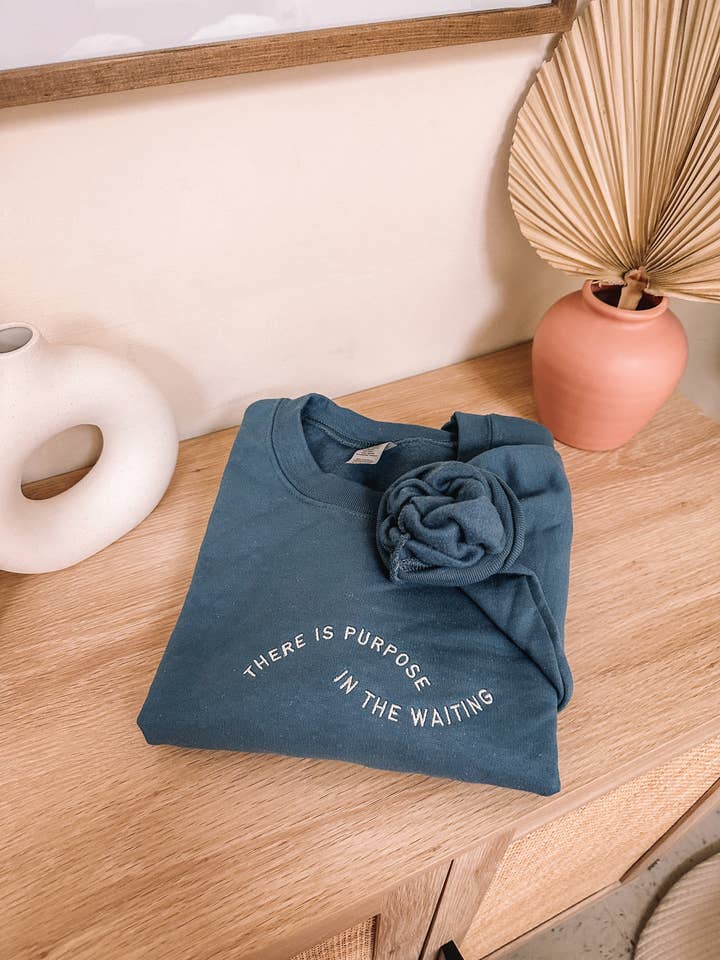Honey Soul LLC - Venta al por mayor Sudadera estampada - Unisex - Sudadera bordada "There Is Purpose In The Waiting"6