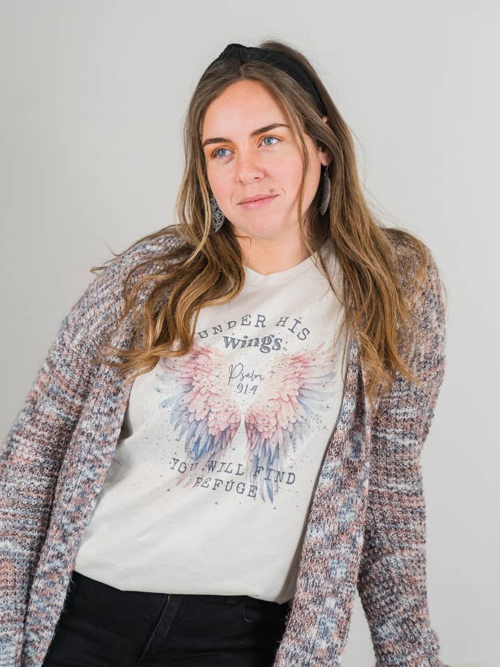 Under His Wings Christian T-shirt dam för wholesale av Only Grace Company