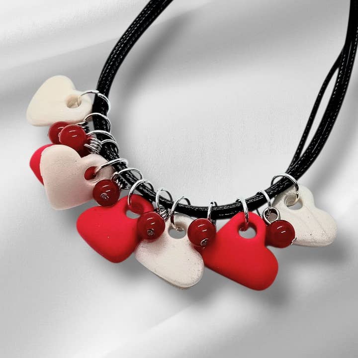Halskæde med vedhæng af rød agat og lerhjerte. for engroshandel hos Doodlewrap Designs