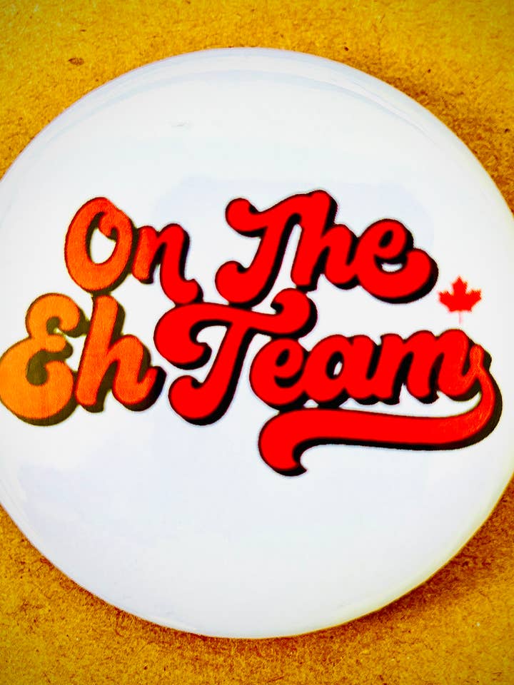 SUR L'ÉQUIPE EH badge rétro Canada bouton à épingle pour la vente par Just Chill Merch