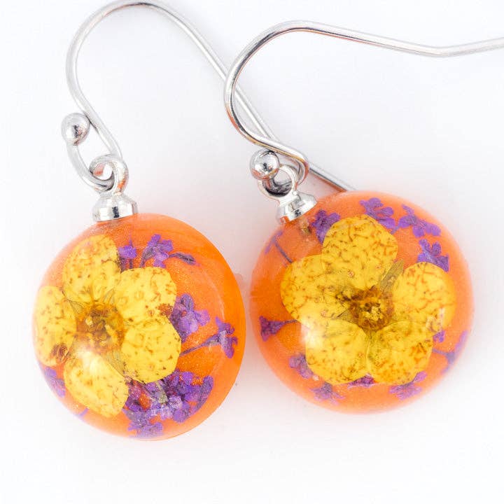 Boucles d'oreilles fleur mini orbe jaune-orange pour la vente par Hanami Real Flower Jewelry