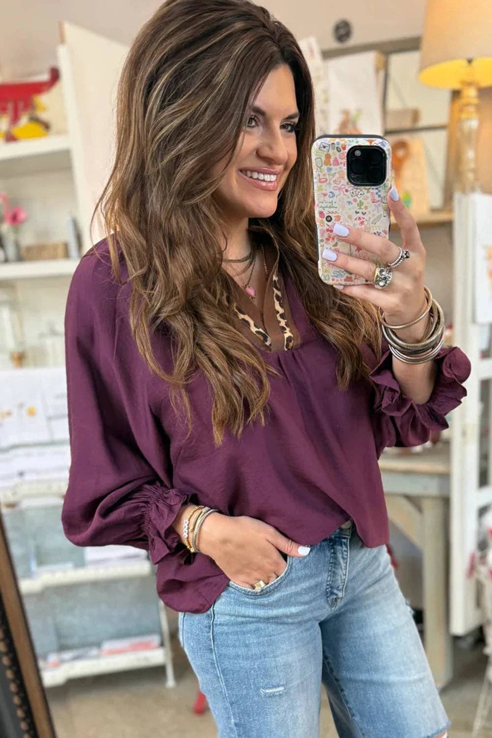 Violett Bluse mit violettem Leopardenbesatz, V-Ausschnitt, Rüschen und Armbündchenärmeln für den Großhandel auf Faire4