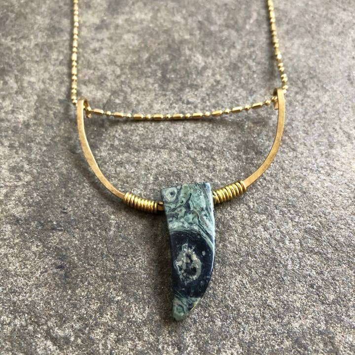 Arc de laiton avec Talon Jasper Kambaba pour la vente par Kate Stephen Jewelry